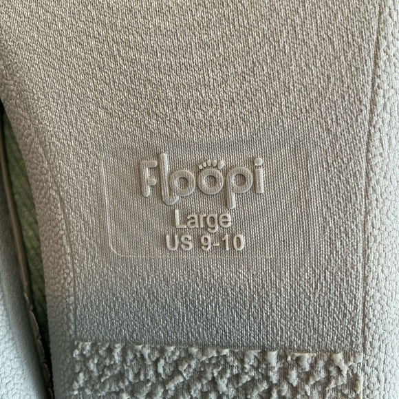 FLOOPI Slippers pale green, like new size 9.5-10 - Picture 3 of 8